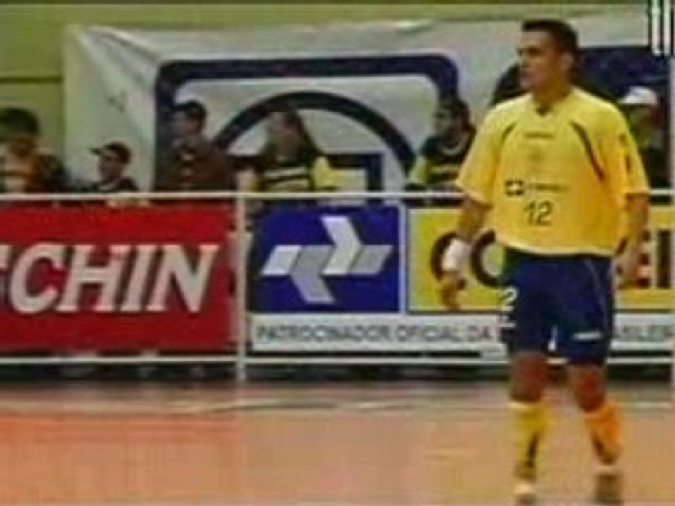 Nike joga bonito - Futsal - Robinho vs falcao ginga brasil