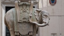 El elefante de Bernini en Roma amanece con un colmillo roto