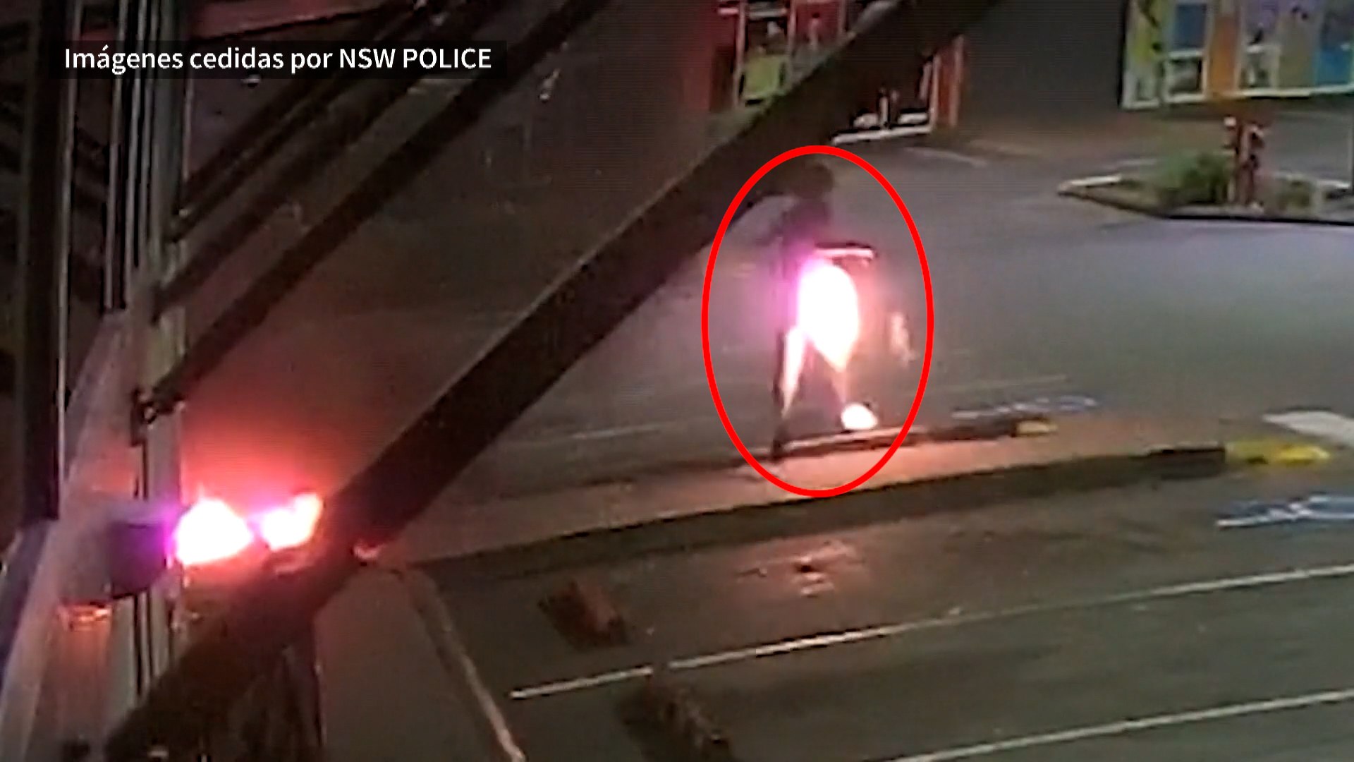 La polic�a australiana ha publicado un v�deo de seguridad que parece extra�do de una pel�cula de acci�n. En las im�genes, que ya se han vuelto virales en redes sociales, se observa a un individuo escapando de forma desesperada mientras su cuerpo es consumido por el fuego. El suceso ha puesto de manifiesto la peligrosidad y el caos que rode� a un asalto que estuvo a punto de terminar en tragedia para el propio perpetrador.
Los hechos ocurrieron de madrugada en un establecimiento local. En la secuencia captada por las c�maras, se aprecia c�mo el sospechoso sale proyectado hacia el exterior del inmueble mientras diversas partes de su vestimenta arden con intensidad.
A pesar de la espectacularidad de las llamas que envolvieron al asaltante, las consecuencias estructurales para el negocio no fueron tan severas como se temi� en un primer momento. Las autoridades han confirmado que el fuego fue extinguido y el edificio sufri� da�os m�nimos, sin embargo, una caja registradora fue robada. El bot�n, aunque materialmente limitado a la recaudaci�n de la caja, ha dejado tras de s� un rastro de destrucci�n y una evidencia visual que est� siendo fundamental para las pesquisas.
La polic�a ha activado un protocolo de b�squeda intensiva para dar con el paradero del hombre herido y de su posible c�mplice. Actualmente, la investigaci�n est� en curso.