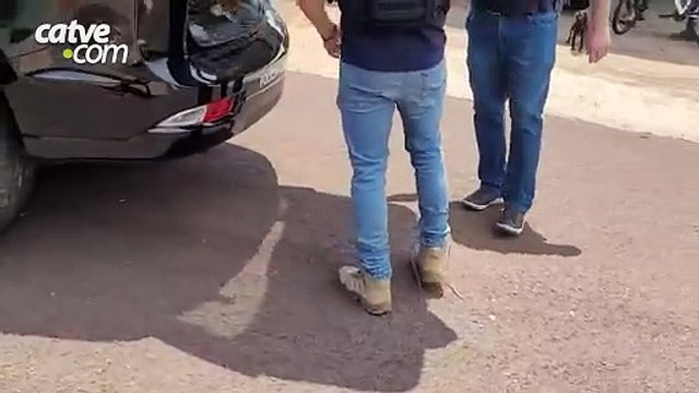 Homem é preso com pistola após tentar fugir durante cumprimento de mandado em Toledo