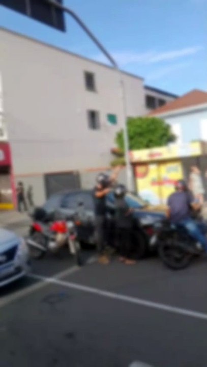 Motociclista fica preso em fios caídos em rua movimentada do Centro de Joinville