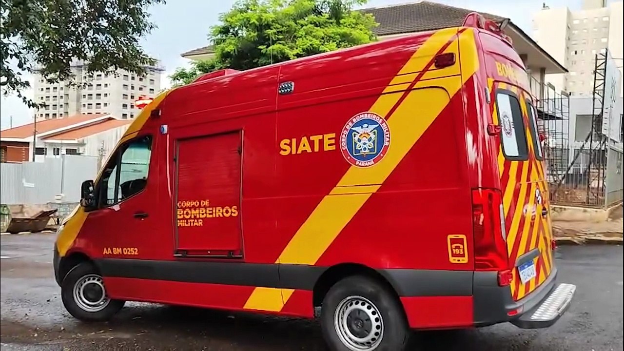 Acidente entre Peugeot, March e moto deixa uma vítima no Centro de Cascavel