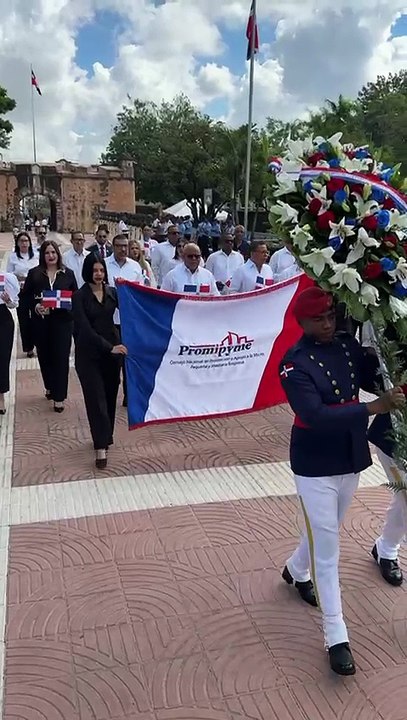 Promipyme deposita Ofrenda Floral en el 182 aniversario de la Independencia Nacional