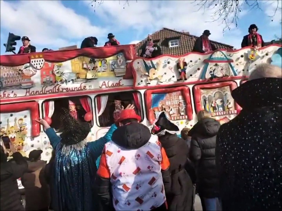 Sonntag-Karneval-Koeln-Longerich-Lunke-jaegerhof-14-uhr-14-grad-sonne-dannach-schneesturm-mallorca-piraten-bimmelbahn-lied