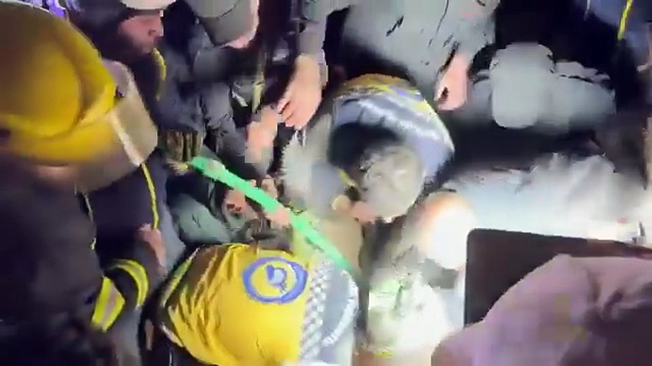 لحظة انقاذ الطفل عبدالرزاق