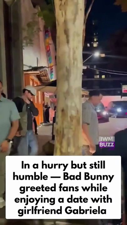 In a hurry but still humble, Bad Bunny greeted fans while enjoying a date with Gabriela Berlingeri in Brazil