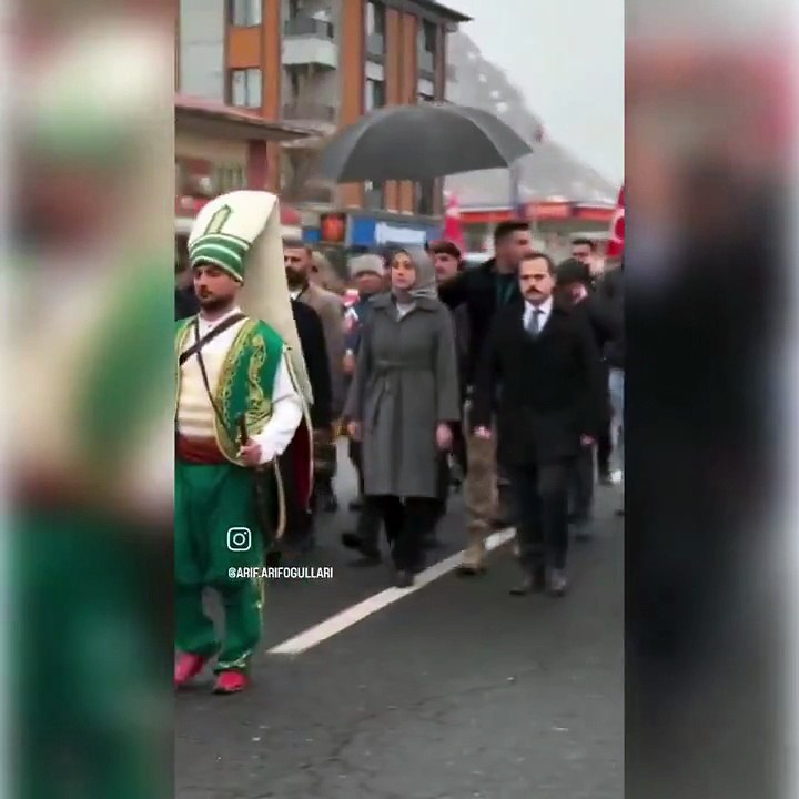 Kaymakam koruma polisine şemsiye taşıttı