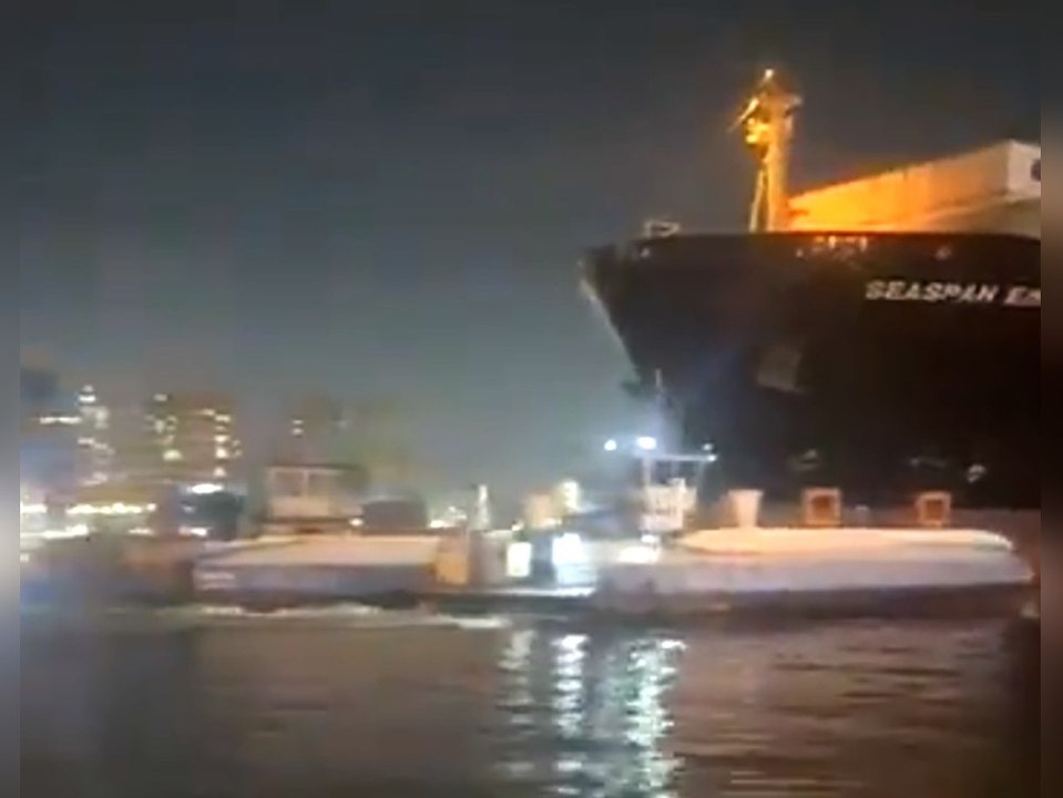 Containerschiff rammt zwei Fähren - Crew springt ins Wasser