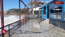 Alanya'da dalgalar balık lokantasını vurdu