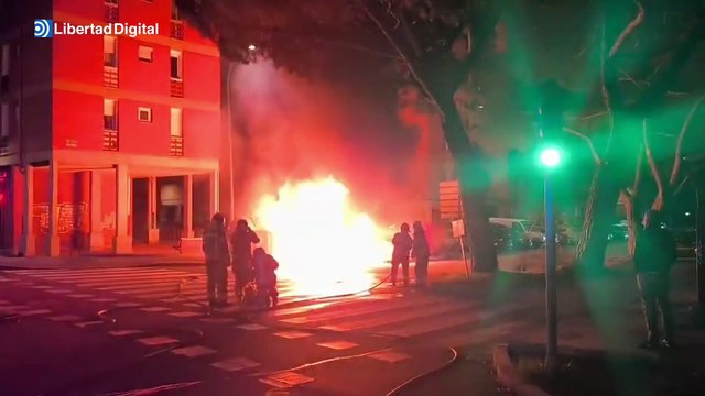 Así han sofocado un incendio callejero los bomberos de Valladolid