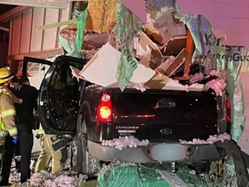 Auto fliegt 30 Meter durch die Luft und kracht gegen Haus