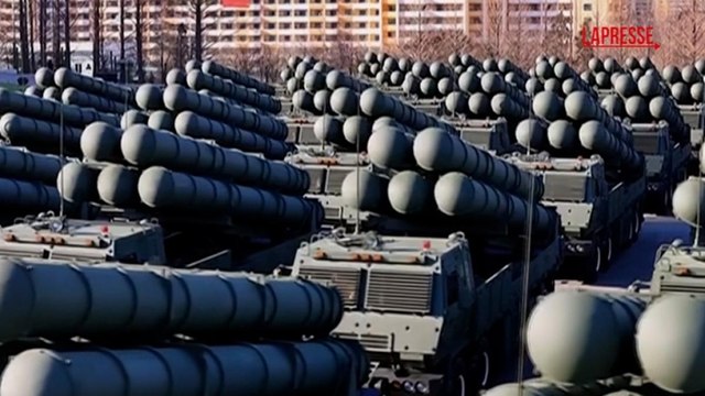 Corea del Nord, l'imponente esibizione di lanciarazzi guidata da Kim Jong Un