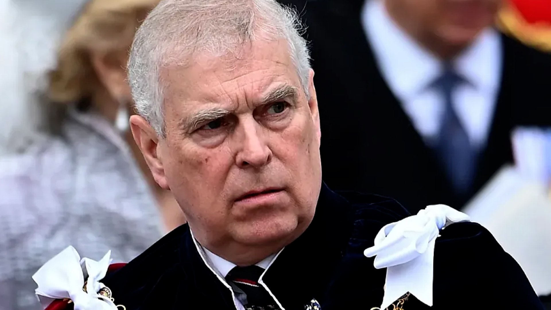 La monarqu�a brit�nica se enfrenta a uno de sus momentos m�s oscuros tras confirmarse la detenci�n del ex pr�ncipe Andr�s, hermano del rey Carlos III, bajo la grave sospecha de "mala conducta en un cargo p�blico". Seg�n ha informado la cadena BBC, agentes de la polic�a se encuentran registrando actualmente dos inmuebles situados en los condados de Berkshire y Norfolk, que podr�an ser propiedad del investigado. La detenci�n se ha producido este mismo viernes, coincidiendo precisamente con el 66� cumplea�os del ex duque de York.