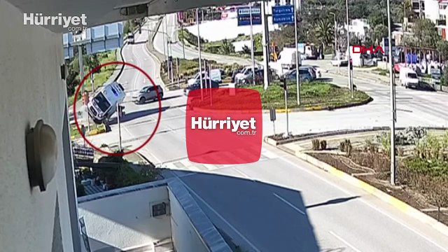 Cipe çarpmamak için sürücüsünün manevra yaptığı ambulans devrildi