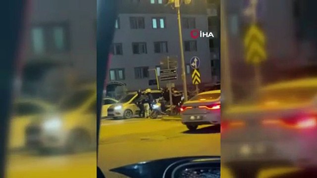 Trafik magandaları birbirine girdi! Yumruk ve tekmeler havada uçuştu