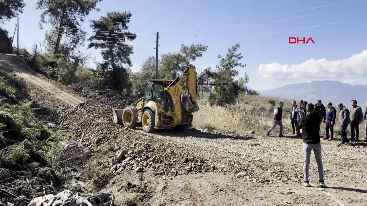 Muğla'da toprak kayması; yol ulaşıma kapatıldı