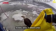 New York, la polizia salva un'aquila rimasta bloccata nel ghiaccio del fiume Hudson