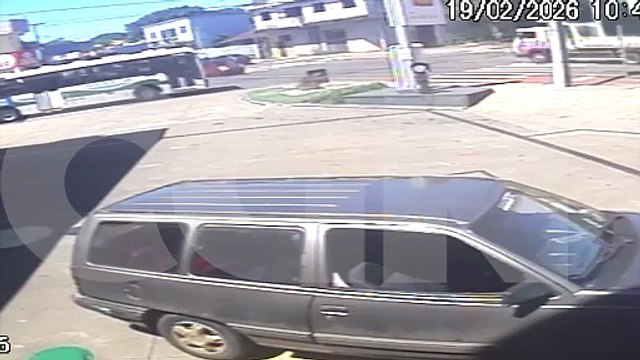Câmera flagra acidente entre Clio e Honda CG Titan na Avenida Tito Muffato