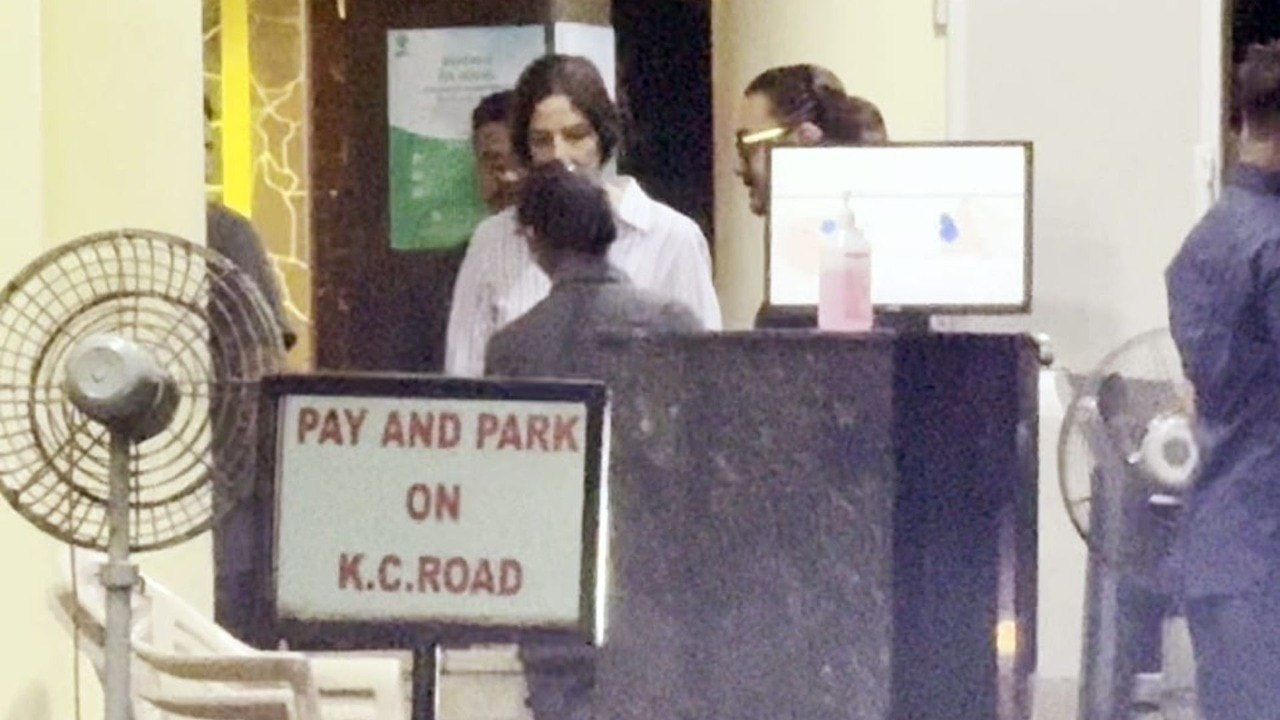 Aamir Khan, partner Gauri Spratt visit Salim Khan at Lilavati Hospital | Video