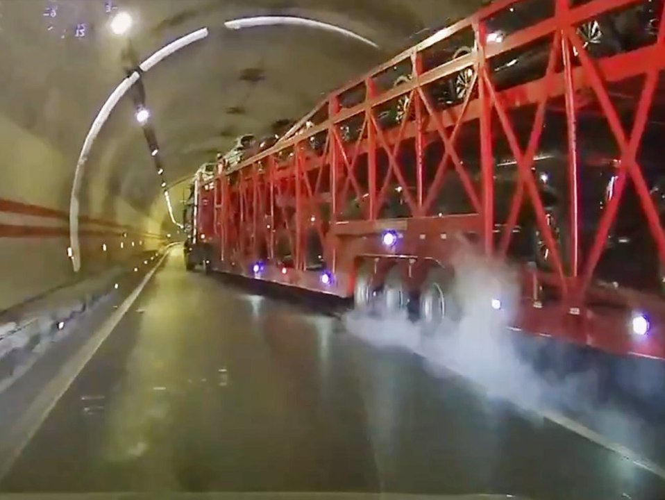 Schreck im Tunnel: Autotransporter schert plötzlich aus