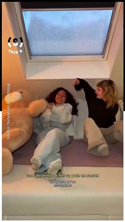 « Normaliser le fait qu’on puisse avoir des sentiments pour une amie, puisqu’une amie, ça reste un humain avec lequel on se sent très bien. » Zelie (@appelezmoi.z ) se confie sur “Copines”, son nouveau titre qui raconte son crush pour une amie. Son nouv