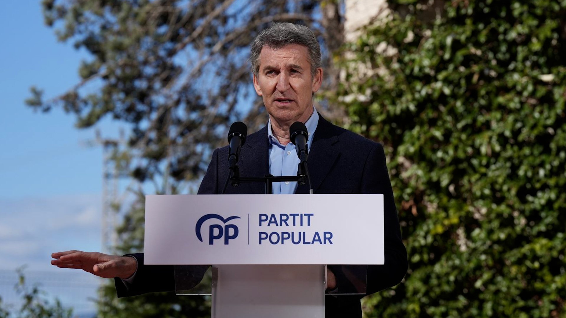 El l�der del Partido Popular, Alberto N��ez Feij�o, ha elevado la presi�n pol�tica sobre el Gobierno al exigir la dimisi�n inmediata o el cese del ministro del Interior, Fernando Grande-Marlaska. Esta reclamaci�n surge tras conocerse la querella por presunta agresi�n contra el comisario principal Jos� �ngel Gonz�lez, quien hasta hace apenas unas horas ocupaba el cargo de director adjunto operativo (DAO) de la Polic�a Nacional.
Durante una comparecencia ante los medios en Granollers (Barcelona), Feij�o ha cuestionado con dureza la gesti�n del Ministerio, se�alando que es inveros�mil que el titular de Interior no estuviera al tanto de las acusaciones que pesaban sobre su mano derecha en el cuerpo policial. Para el dirigente gallego, "cuesta mucho creer que Marlaska no conociese para nada ni lo que hac�a el n�mero uno de su Polic�a ni lo que hac�a el n�mero dos".
El l�der de la oposici�n ha hecho especial hincapi� en la estrecha relaci�n profesional que une al ministro con el comisario dimitido, recordando que "el jefe de la Polic�a espa�ola no es un dirigente cualquiera, es una persona que ha acompa�ado al ministro desde el a�o 2018 de forma continuada". Adem�s, ha subrayado que fue el propio Marlaska quien decidi� prorrogar la jubilaci�n del DAO, a pesar de que la querella de la v�ctima &mdash;presentada en enero&mdash; ya estaba en curso.
Feij�o ha calificado la situaci�n actual como una "verg�enza nacional e internacional", acusando al gabinete de Pedro S�nchez de intentar eludir sus responsabilidades buscando culpables externos. En este sentido, ha lanzado un ultim�tum al Ejecutivo: si el ministro no abandona su puesto de forma voluntaria, debe ser destituido por el presidente, ya que, en su opini�n, "ni el responsable de Interior ni el presidente del Gobierno est�n a la altura de sus responsabilidades".
La cr�tica del PP se extiende tambi�n al entorno del DAO, concretamente al comisario �scar San Juan, acusado de presionar a la v�ctima para que retirara la denuncia. Feij�o ha sentenciado que, independientemente de los procesos judiciales, el ministro ha quedado inhabilitado pol�ticamente: "si el ministro del Interior no conoce lo que hace la gente de la que se rodea, es un verdadero incompetente".
Aunque el l�der del PP reconoce que "en el sumario y en el juzgado se acreditar�n los hechos porque, evidentemente, hacen falta pruebas", sostiene con firmeza que el list�n de la �tica p�blica exige consecuencias inmediatas. Para Feij�o, los hechos publicados en los �ltimos d�as demuestran que la "responsabilidad pol�tica del ministro es incompatible con seguir en el cargo", especialmente tras confirmarse que las conductas supuestamente delictivas habr�an tenido lugar en abril de 2025 y que la querella lleva semanas en los juzgados.