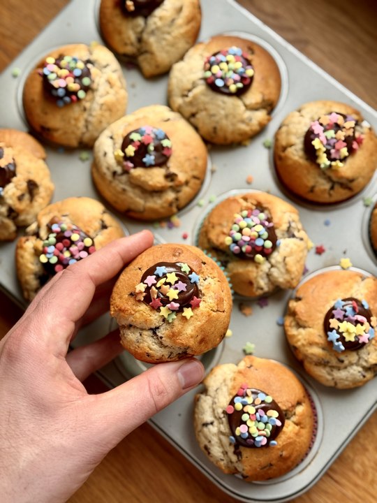 Muffins Fourrés au Chocolat avec Paillettes | Cours de Pâtisserie Parent-Enfant à Paris 🧁🍫