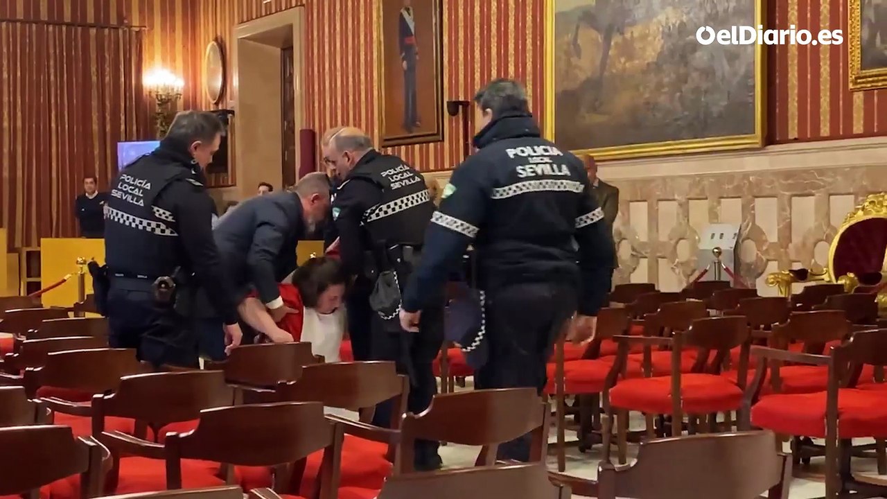 La Policía expulsa del pleno del Ayuntamiento de Sevilla a una mujer que protestaba por la privatización de la limpieza en los colegios