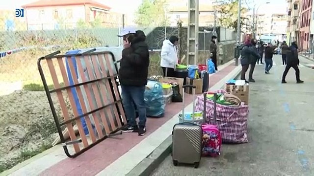 Desalojan a un centenar de okupas de un edificio de la Sareb en Villalba: Somos humanos, no somos bichos