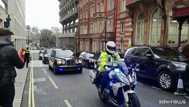 Re Carlo III arriva all'inaugurazione della London Fashion Week