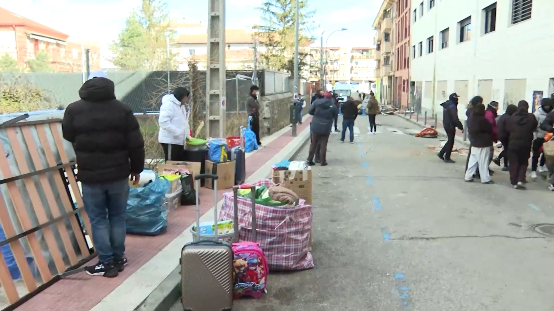 La tranquilidad de la madrugada en Collado Villalba se ha visto truncada este jueves por un masivo operativo policial. El edificio situado en la calle Real 13-15, propiedad de la Sareb (Sociedad de Gesti�n de Activos procedentes de la Reestructuraci�n Bancaria), ha sido desalojado de forma definitiva, afectando a m�s de un centenar de personas que integraban 43 familias, entre las que se encontraban menores y personas con discapacidad.
El operativo comenz� a gestarse en plena noche, cerca de las 2:30 horas, con un primer acercamiento policial que limit� el acceso a la zona. A las 6:30 horas, el despliegue de la Guardia Civil y la Polic�a Local se hizo total, cortando la calle principal. Ante la resistencia de los residentes, que llegaron a formar muros con colchones y enseres para bloquear la entrada, los agentes tuvieron que emplear maquinaria pesada para realizar un boquete en la parte trasera del inmueble y forzar la puerta principal.
La tensi�n escal� r�pidamente en el lugar, culminando con la detenci�n de una persona por agresi�n durante el proceso de lanzamiento. Finalmente, cerca de las 10:30 horas, la totalidad de los residentes abandon� el edificio.
El Ayuntamiento de Collado Villalba ha justificado la urgencia de la medida ampar�ndose en el mal estado del bloque. Seg�n el comunicado oficial, el desalojo responde "exclusivamente a criterios t�cnicos, de seguridad y de salubridad", aludiendo a informes municipales que acreditan graves deficiencias estructurales e higi�nicas, agravadas tras un incendio sufrido en octubre de 2025. El Consistorio recalca que la actuaci�n se ha llevado a cabo "con pleno respeto a la legalidad vigente" y bajo "criterios t�cnicos objetivos".
Por el contrario, la Asamblea de Vivienda de Collado Villalba denuncia una falta de base legal para la intervenci�n, asegurando que no exist�a una autorizaci�n judicial de entrada. Adem�s, el colectivo ha presentado un informe de un arquitecto independiente que sostiene que el edificio tiene "un estado estructural s�lido y estable, sin patolog�as graves ni riesgos aparentes para la seguridad de sus ocupantes", contradiciendo frontalmente la versi�n oficial.
Mientras la Sareb afirma haber ofrecido reubicaci�n a 15 familias vulnerables "y colaboradoras" que se han acogido a programas de alquiler social e inserci�n laboral, la realidad para el resto es cr�tica. Aunque nueve familias ya han sido reubicadas en los �ltimos meses, la gran mayor�a de los desalojados este jueves carece de una alternativa habitacional inmediata, quedando en una situaci�n de extrema vulnerabilidad tras el cierre definitivo de su hogar.