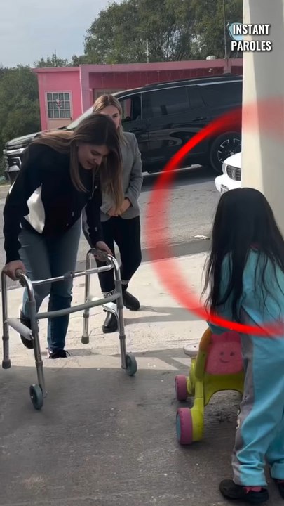 Cette femme apporte une aide précieuse à cette petite fille en situation de handicap