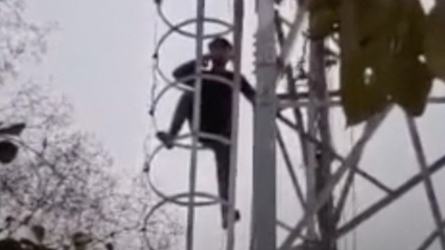 टावर पर चढ़ा नाराज युवक