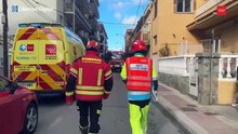 Los bomberos salvan a cuatro personas en un hostal 'okupado' en llamas