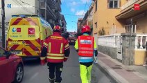 Los bomberos salvan a cuatro personas en un hostal 'okupado' en llamas