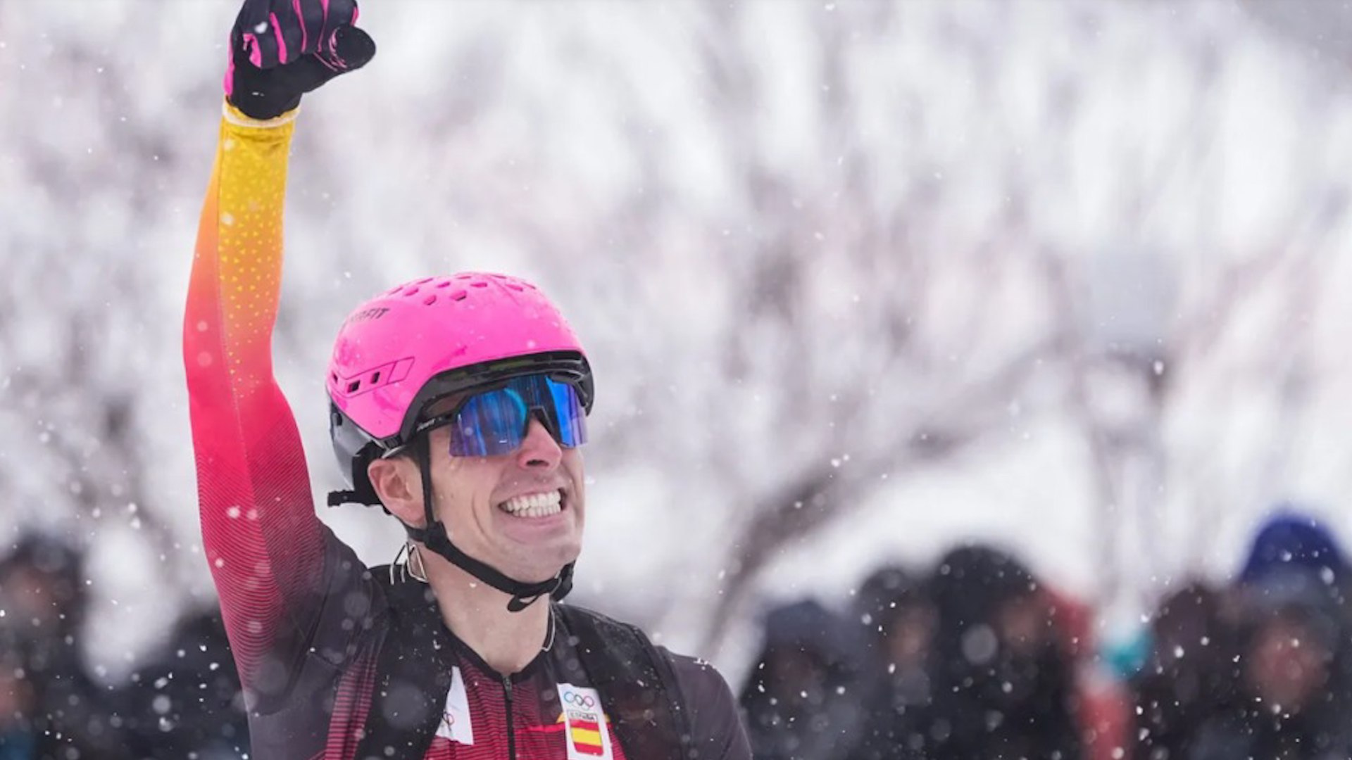 Ma�ana hist�rica para Espa�a los Juegos Ol�mpicos de Invierno. Oriol Cardona ha conseguido el oro y la granadina Ana Alonso el bronce en las pruebas de sprint de esqu� de monta�a de los Juegos de Mil�n- Cortina. Oriol Cardona estuvo a punto de no llegar por un atropello, mientras entrenaba, hace tan solo 4 meses. No solo ha llegado sino que ha triunfado. Lo de Oriol Cardona ha sido una lecci�n de maestr�a. Aspiraba a oro y lo ha conseguido con autoridad. Hoy nos ha hecho mirar atr�s. Nada menos que 54 a�os cuando Paquito Fern�ndez Ochoa consigui� el oro en los Juegos Ol�mpicos de Saporo en 1972. Muy pendientes de esta nueva medalla de oro han estado toda la ma�ana en Camprodon (Girona), en su club de esqu�. Y es que Oriol Cardona nos ha devuelto al Olimpo de los Juegos de Invierno.