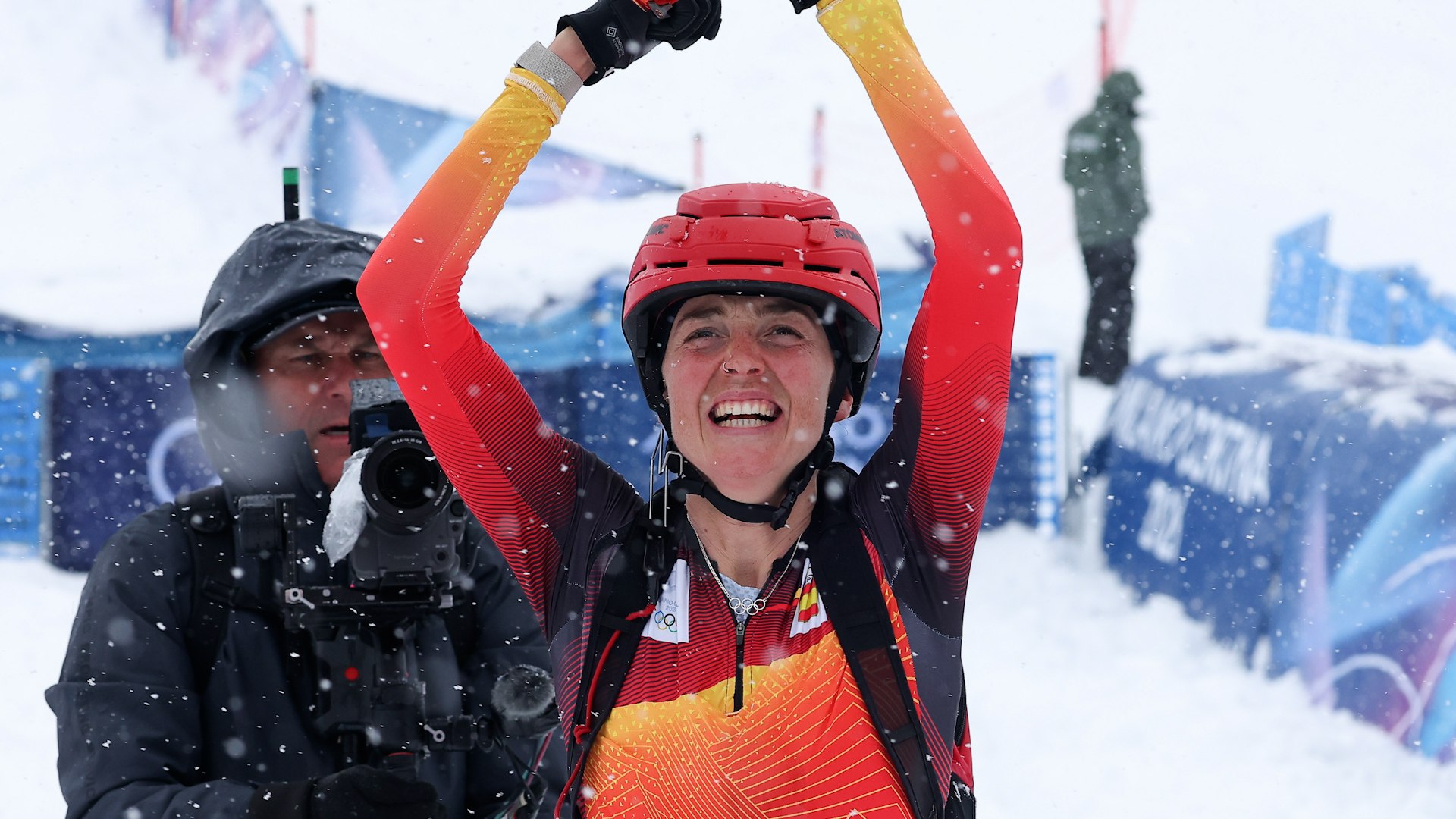 A sus 31 a�os, una edad avanzada para el esqu� de monta�a, afront� la final de este jueves convencida de que la oportunidad no se le escapar�a. Para ella, el mayor desaf�o ya estaba superado: alcanzar la l�nea de salida tras todo lo vivido. A partir de ah�, su objetivo era competir con serenidad y disfrutar del momento.
Plante� la carrera con astucia. Se situ� a la estela de las dos grandes favoritas, la suiza Marianne Fatton y la francesa Emily Harrop, y asumi� su ritmo sin precipitarse. Lanzarse a por ellas pod�a haber puesto en riesgo el podio; acompa�arlas, en cambio, era la estrategia m�s sensata. En los tramos t�cnicos, tras los rombos, y en las transiciones y escaleras, se mantuvo firme junto al resto de aspirantes, la alemana Tatjana Paller y la italiana Giulia Murada.
Su templanza en los momentos decisivos marc� la diferencia. Mientras otras acusaban el esfuerzo, ella sostuvo el pulso con calma y determinaci�n. Esa combinaci�n de experiencia, inteligencia t�ctica y sangre fr�a termin� por asegurarle la tercera posici�n y culminar una actuaci�n impecable.