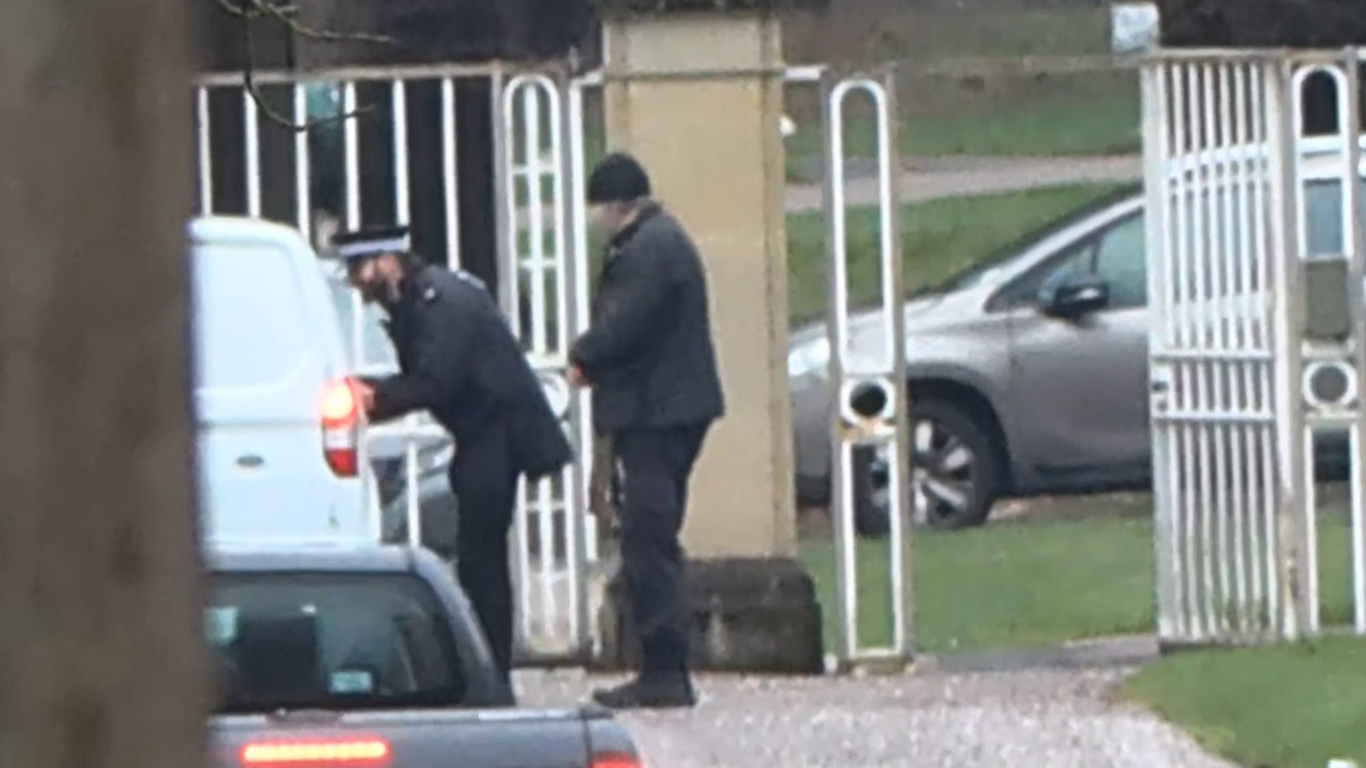 La Corona brit�nica se enfrenta a un escenario sin precedentes en la era moderna. Andr�s de Inglaterra (Andrew Mountbatten-Windsor) ha sido detenido en la ma�ana de este jueves bajo la sospecha de haber incurrido en una "conducta inapropiada" en el desempe�o de un cargo p�blico. El arresto, efectuado por la polic�a de Thames Valley, se produjo en su actual residencia de Wood Farm, ubicada en la finca de Sandringham, precisamente el d�a en que el hermano del Rey cumpl�a 66 a�os.
El origen de la detenci�n reside en la etapa en la que el expr�ncipe actu� como enviado especial de Comercio Internacional del Gobierno brit�nico, puesto que ocup� entre 2001 y 2011. Las autoridades est�n "evaluando" informes que sugieren que Mountbatten-Windsor envi� datos comerciales confidenciales a Jeffrey Epstein en 2010 aprovechando su posici�n oficial. Esta "sospecha" de abuso de poder surge tras la desclasificaci�n el mes pasado de millones de p�ginas de documentos del Departamento de Justicia de EE. UU. relacionados con el financiero pederasta.
Desde la polic�a del Valle del T�mesis se ha confirmado que, tras una evaluaci�n exhaustiva, han abierto una investigaci�n formal sobre esta "denuncia de conducta indebida en el ejercicio de un cargo p�blico". Aunque Andr�s ha negado sistem�ticamente cualquier irregularidad, el subdirector de la polic�a, Oliver Wright, se�al� que "el individuo contin�a bajo arresto policial" y que proporcionar�n m�s datos "en el momento oportuno".
La respuesta del Palacio de Buckingham ha sido contundente para tratar de proteger la integridad de la instituci�n. Carlos III, quien recibi� la noticia con "profunda inquietud", ha emitido un comunicado firmado como "Carlos R." en el que sentencia que "la ley debe seguir su curso". El monarca ha garantizado la "cooperaci�n completa e incondicional" de la Casa Real, asegurando que el asunto se investigar� "de la forma apropiada y por las autoridades competentes".
Por su parte, los pr�ncipes de Gales, Guillermo y Catalina, han manifestado a trav�s de sus portavoces que "respaldan" la firme postura del Rey. En la esfera pol�tica, el primer ministro Keir Starmer ha evitado interferir en la labor policial, aunque record� ante las c�maras de la BBC que "la Polic�a llevar� a cabo su propia investigaci�n, pero uno de los principios claves en nuestro sistema es que todos somos iguales ante la ley y nadie est� por encima de la ley".
El operativo para detener al hijo de Isabel II fue discreto pero rotundo. Al menos ocho agentes especiales se desplazaron a la granja de Wood Farm en seis veh�culos sin distintivos policiales alrededor de las ocho de la ma�ana. El arresto se produce apenas unas semanas despu�s de que Andr�s fuera desalojado de su residencia habitual cerca del Castillo de Windsor por orden del propio monarca.
Este esc�ndalo supone el golpe definitivo a la imagen p�blica de Andr�s de Inglaterra, quien ya fue apartado de sus funciones reales tras la "catastr�fica entrevista con la BBC" en 2019. Mientras el proceso judicial avanza, la familia real brit�nica ha querido recalcar su compromiso con la ciudadan�a afirmando que "continuaremos con nuestro deber y servicio a todos ustedes".