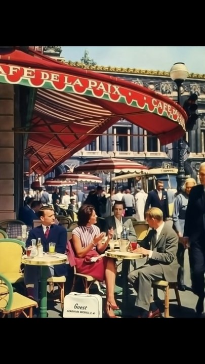 Paris, au café de la Paix, comme avant