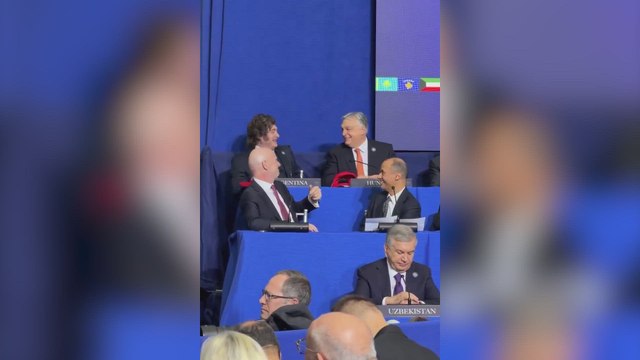 Javier Milei canta Burning Love de Elvis Presley con Infantino y Viktor Orbán