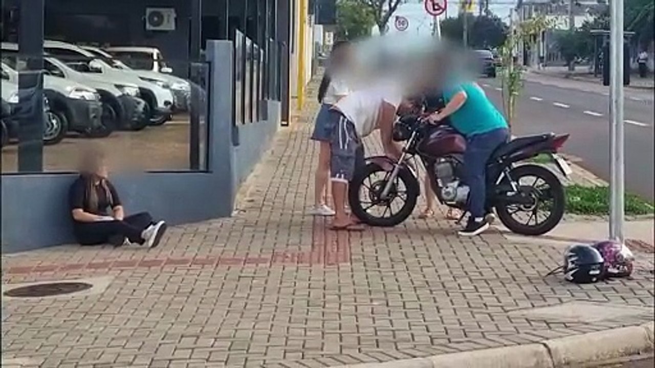 Jovem fica ferida em acidente entre moto e Corolla Cross no Centro de Cascavel