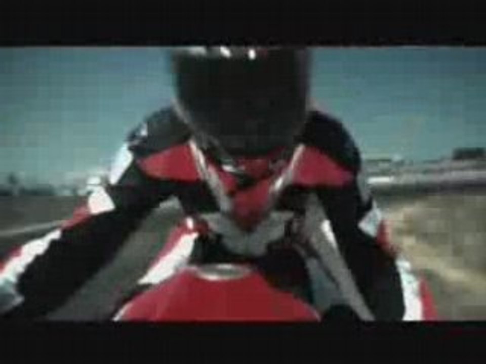 un motard sprint en pleine course