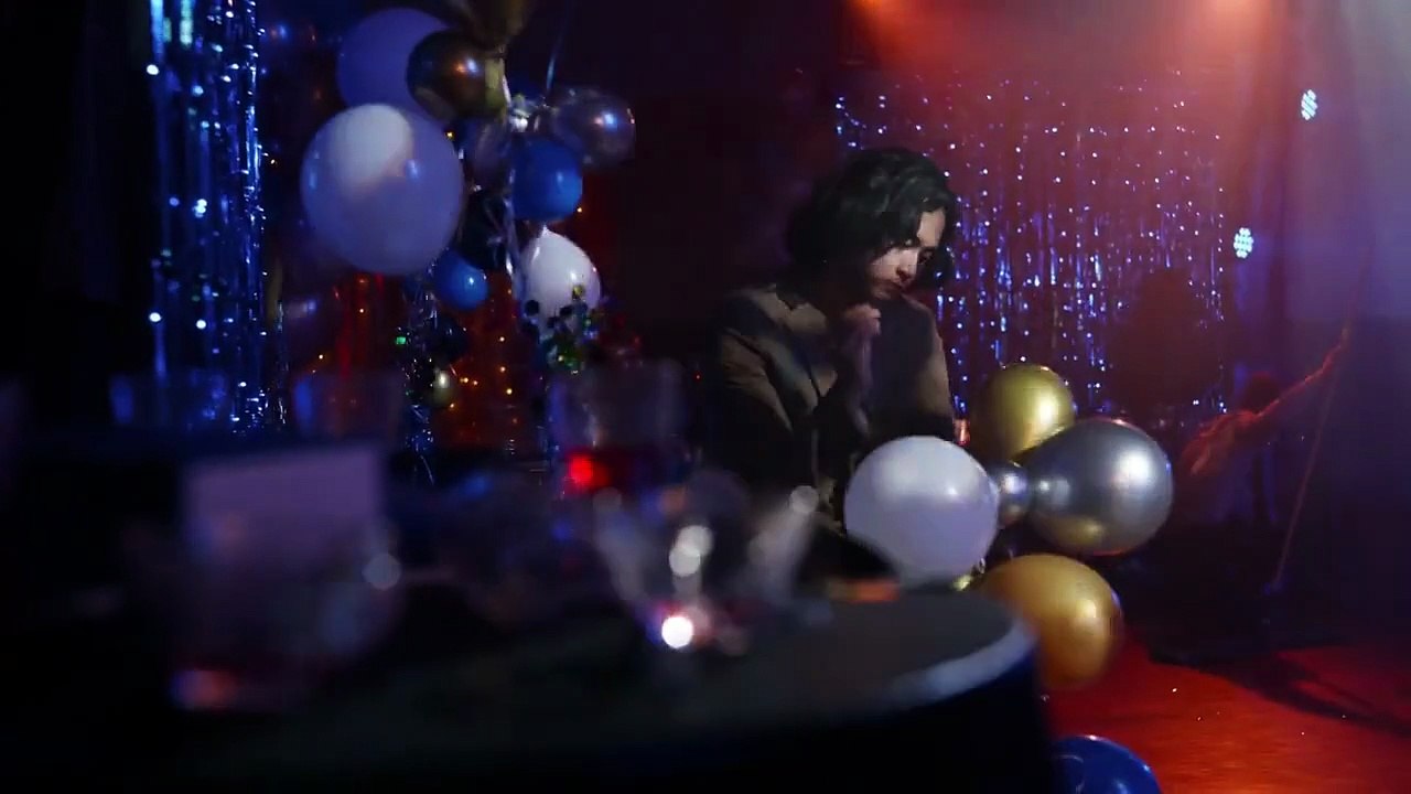 Simon quiere bailar la cancion con maddie