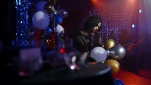 Simon quiere bailar la cancion con maddie