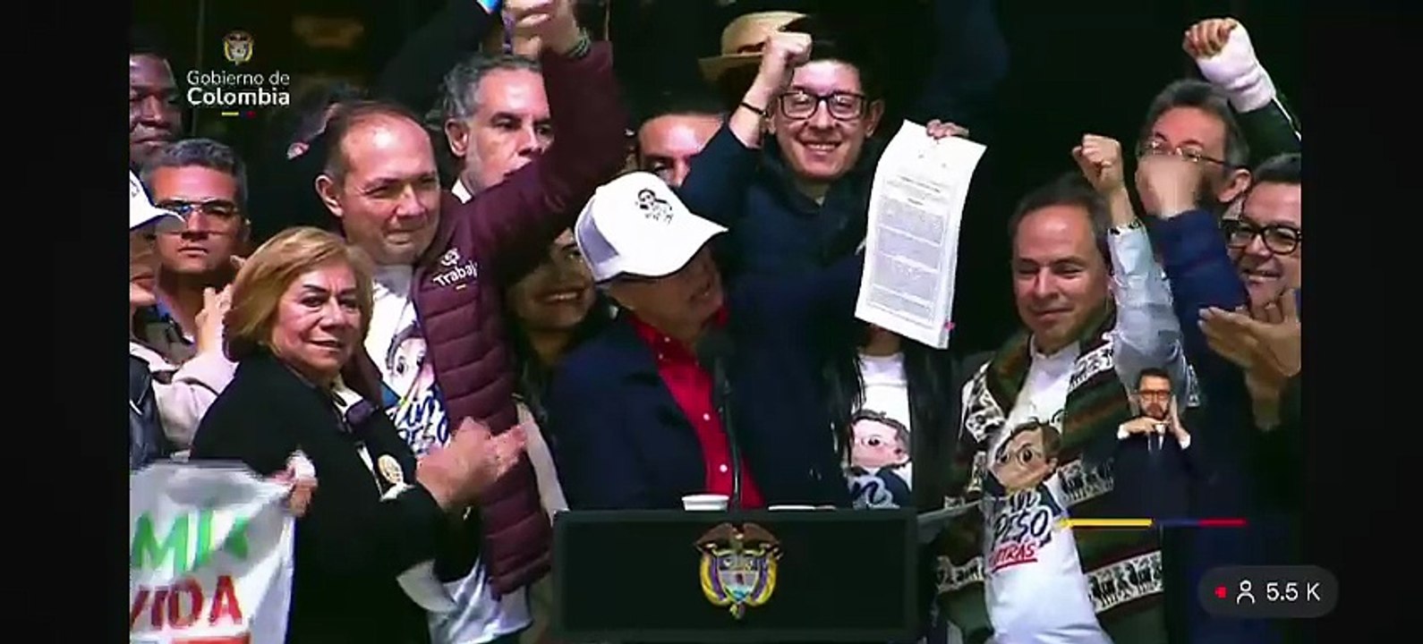Presidente Petro firma decreto provisional del salario mínimo