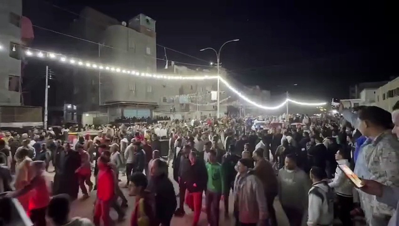 رحلوا وهم يبحثون عن الرزق 'في ليلة بكت فيها القلوب قبل العيون، شيع الآلاف من أهالي المطرية جثامين 18 شهيداً من ضحايا 'حادث بورسعيد' المأساوي. مشاهد حزينة سيطرت على مراسم التشييع، حيث تحولت الشوارع إلى سرادق عزاء مفتوح،