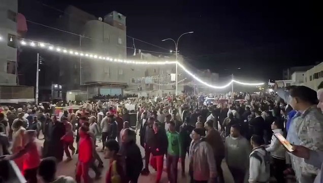 رحلوا وهم يبحثون عن الرزق 'في ليلة بكت فيها القلوب قبل العيون، شيع الآلاف من أهالي المطرية جثامين 18 شهيداً من ضحايا 'حادث بورسعيد' المأساوي. مشاهد حزينة سيطرت على مراسم التشييع، حيث تحولت الشوارع إلى سرادق عزاء مفتوح،
