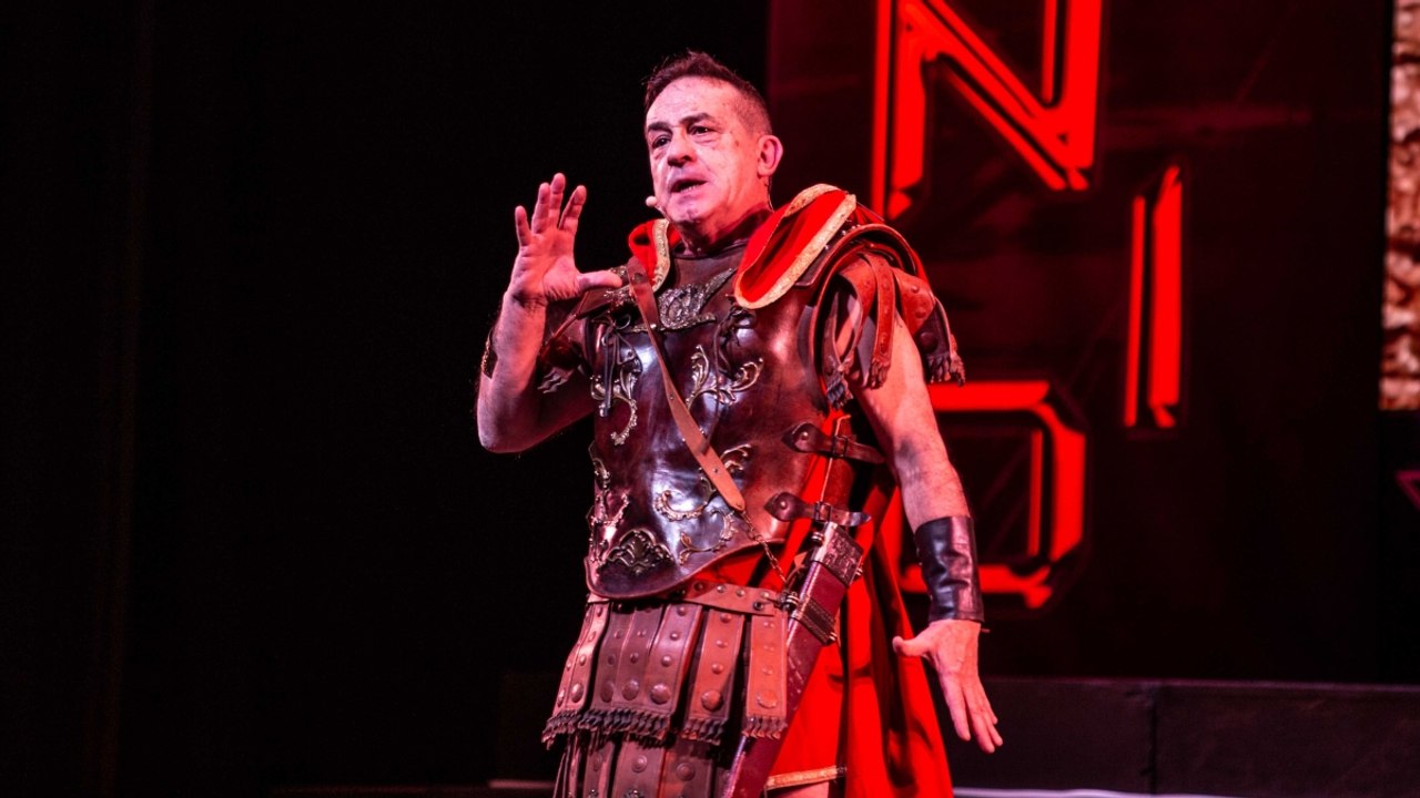 Antonio Giuliani, la prima del nuovo spettacolo: due ore in scena per celebrare 30 anni di carriera