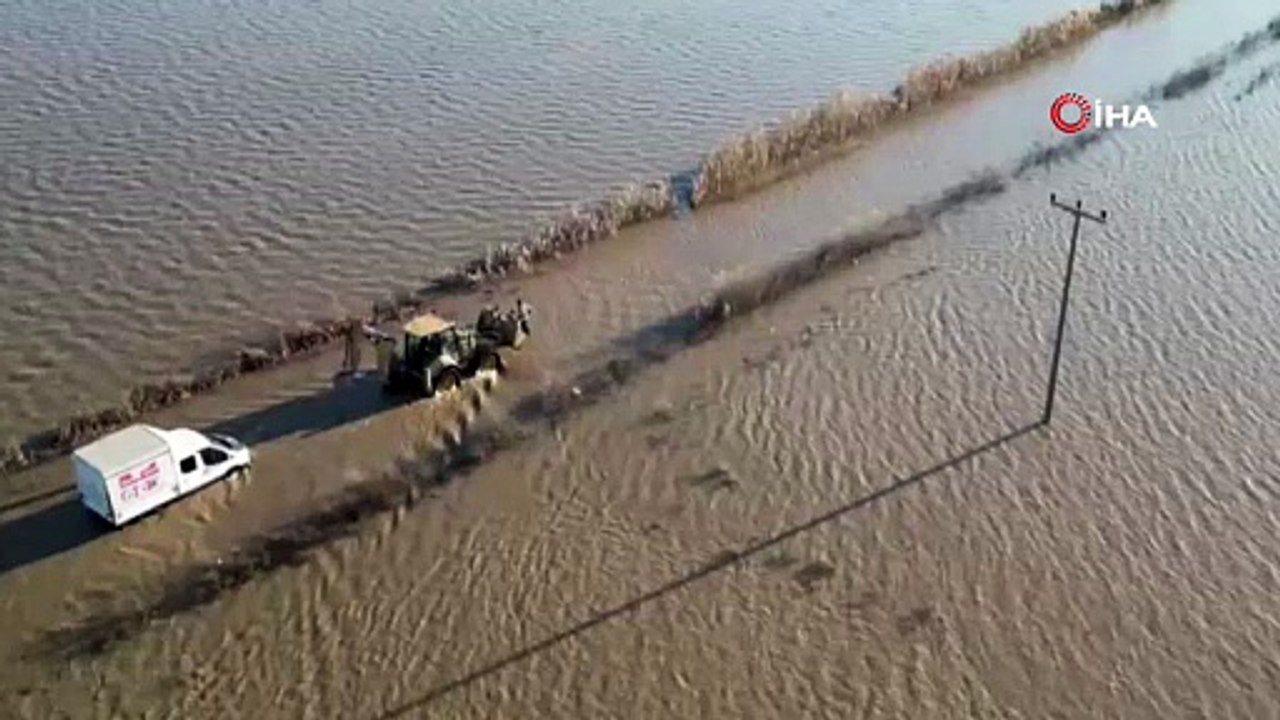 Bursa’da dere taştı! Yol sular altında, araçta mahsur kalan vatandaş böyle kurtarıldı