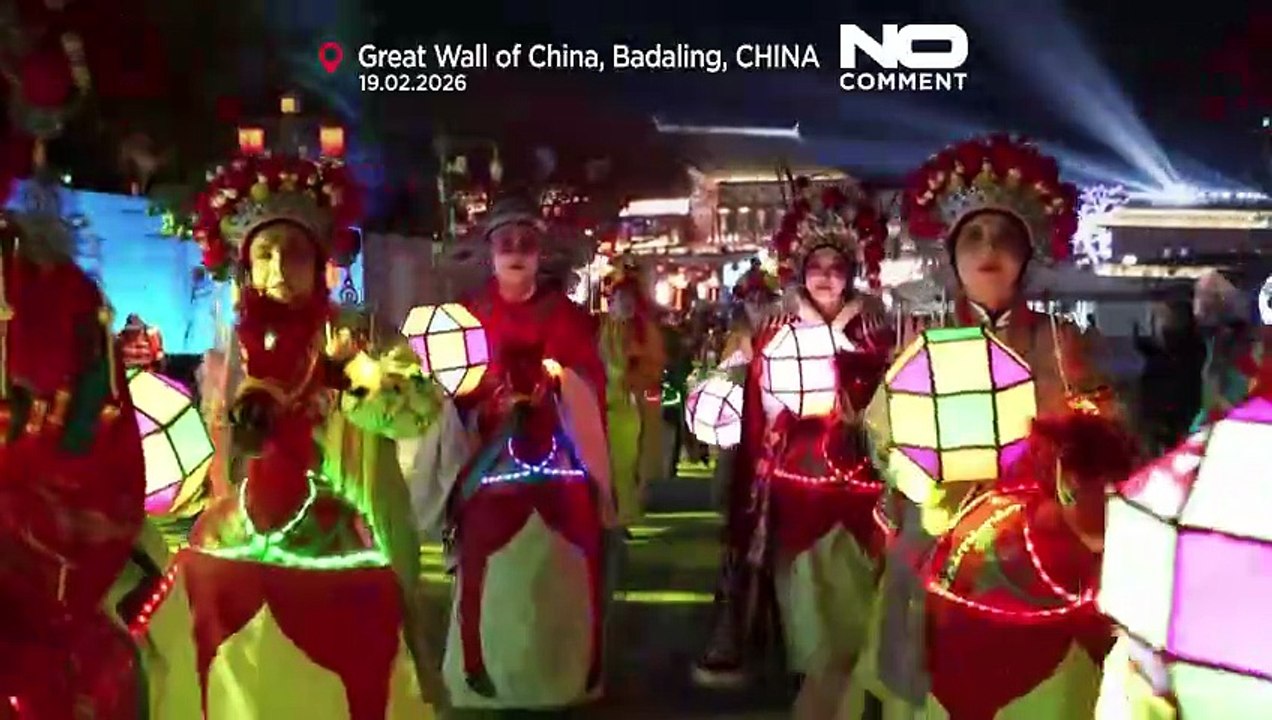 La Chine fête le Nouvel An lunaire avec des danses du lion sur la Grande Muraille